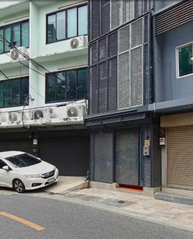 Shop house for rent, next to Phra Khanong BTS station.
