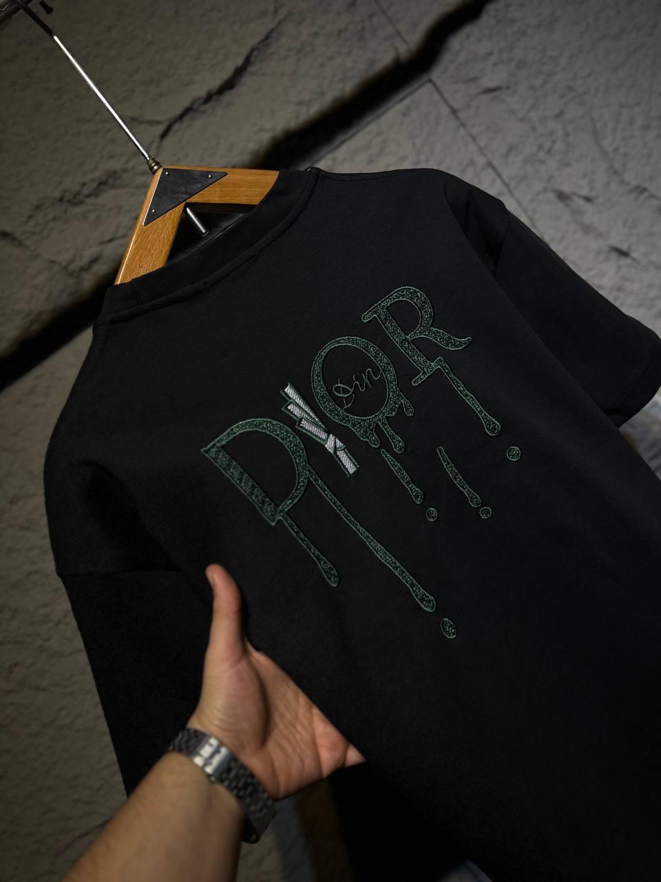 تيشيرت بطبعة DIOR متساقطة