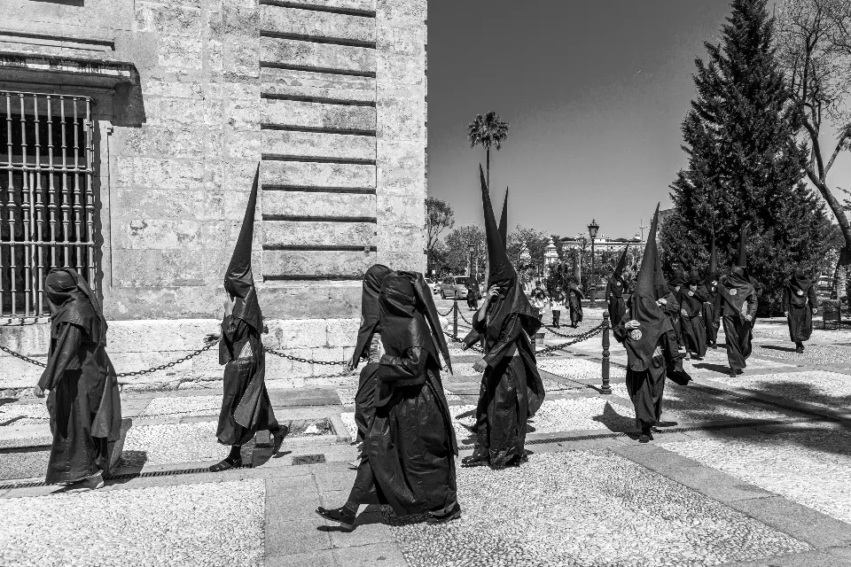 Semana Santa. Sevilla. Nazarenos y acolitos