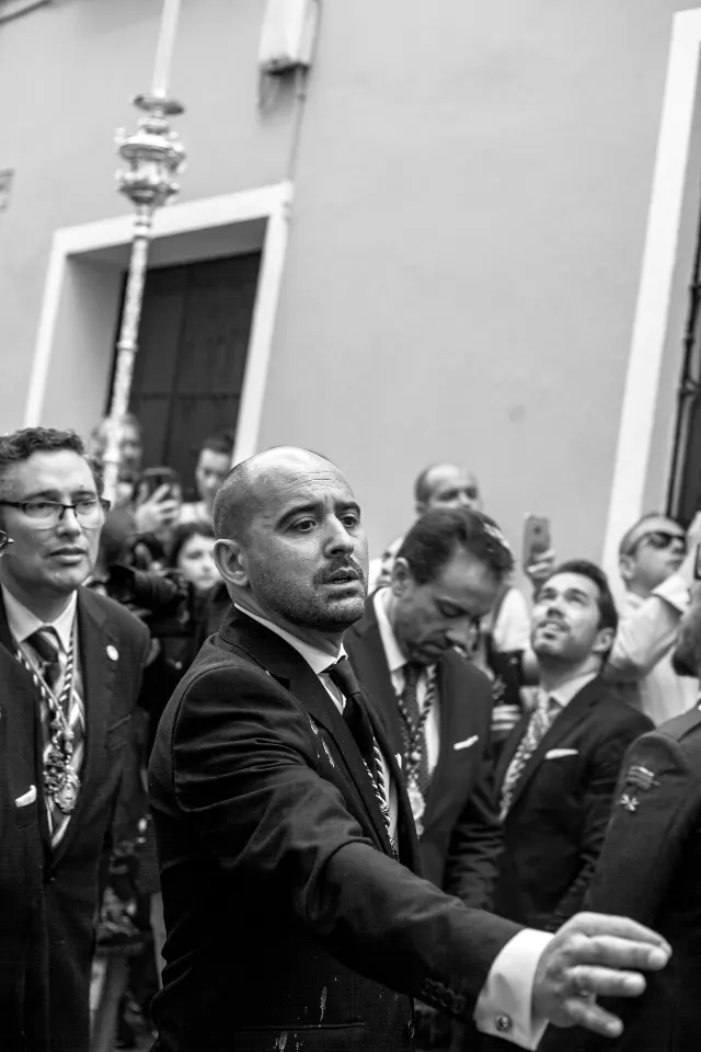Semana Santa. Sevilla. Capataces y costaleros II.