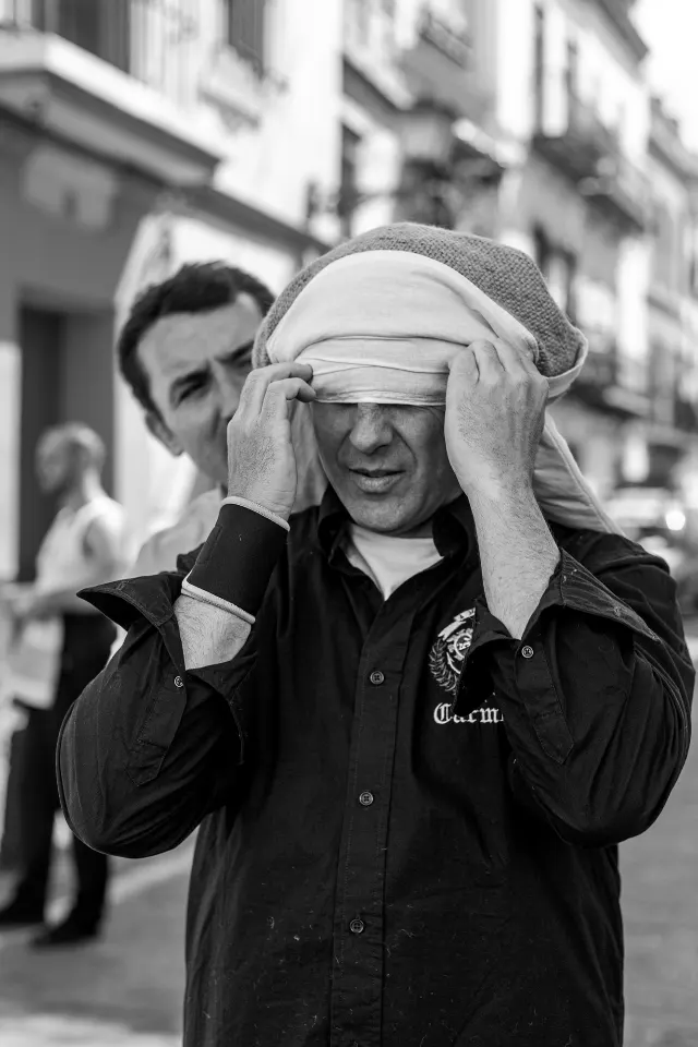 Semana Santa. Sevilla. Capataces y costaleros II.