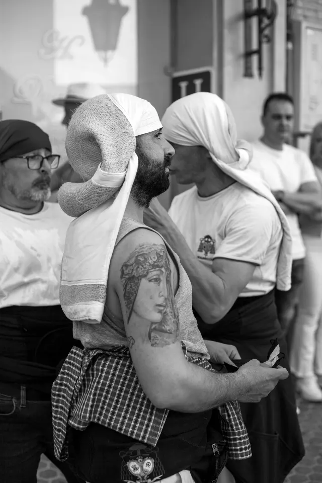 Semana Santa. Sevilla. Capataces y costaleros II.