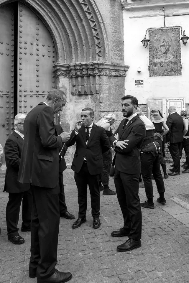 Semana Santa. Sevilla. Capataces y costaleros II.