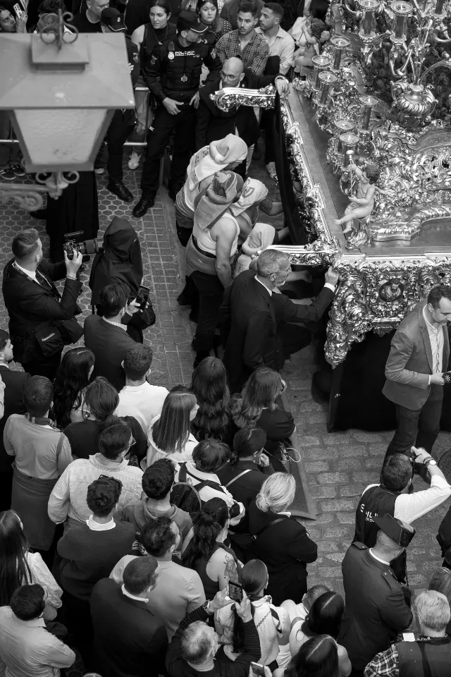 Semana Santa. Sevilla. Capataces y costaleros II.