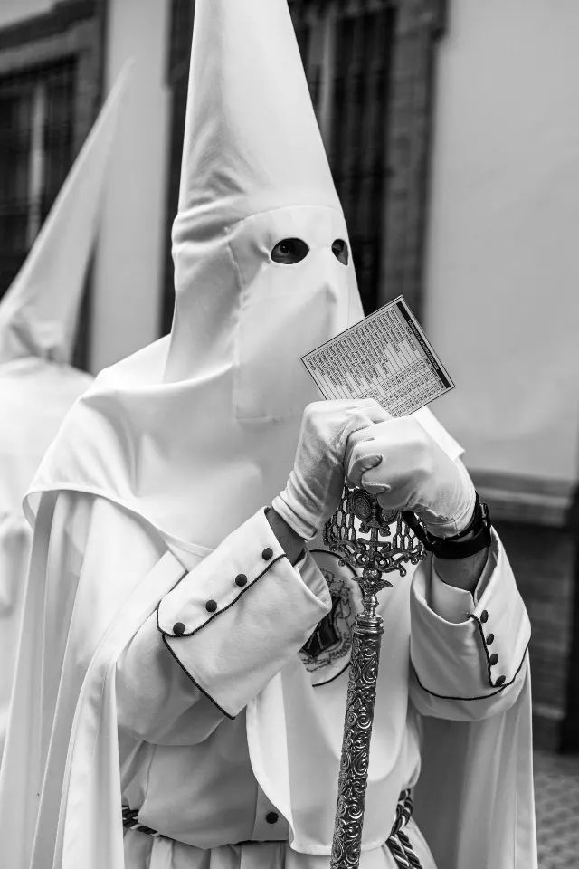 Semana Santa. Sevilla. Nazarenos y acolitos II