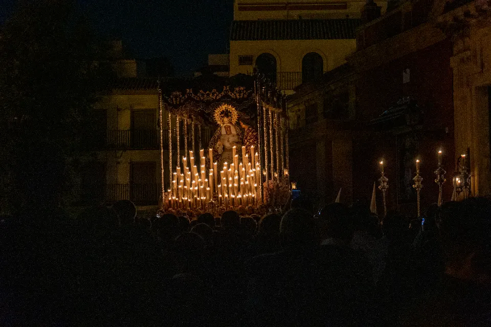 Semana Santa. Sevilla. Nazarenos y acolitos II