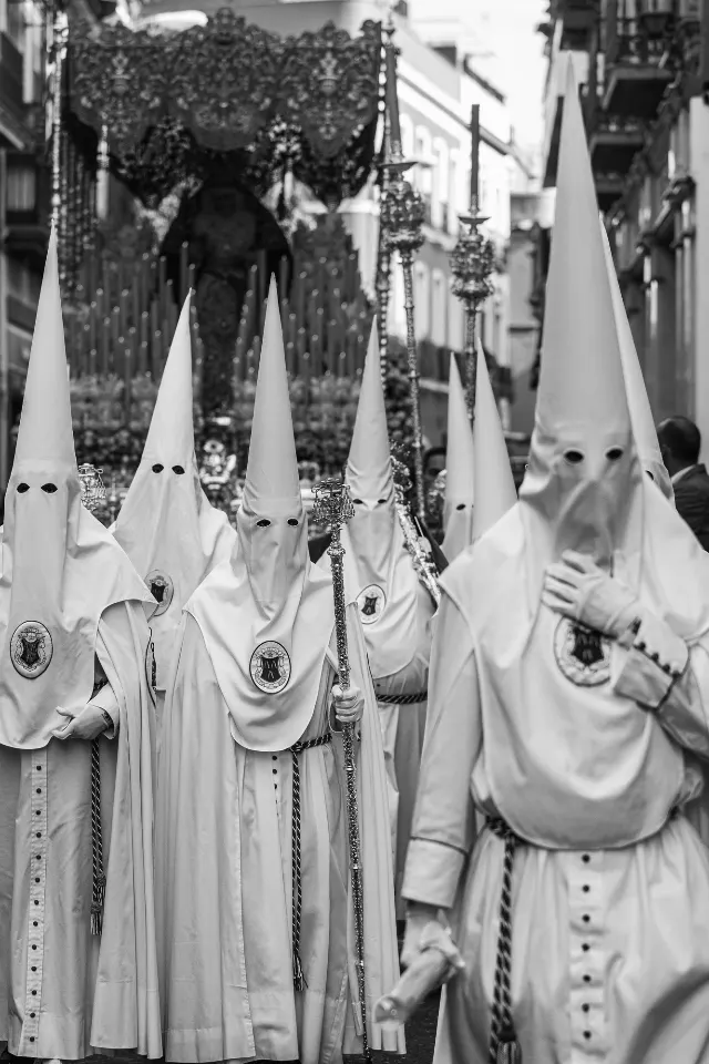 Semana Santa. Sevilla. Nazarenos y acolitos II