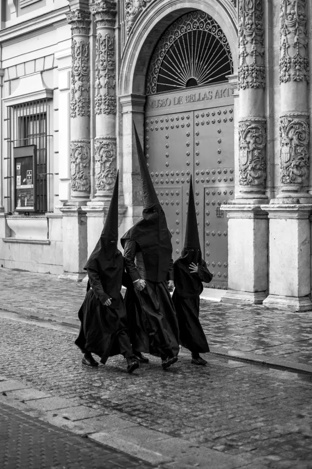 Semana Santa. Sevilla. Nazarenos y acolitos II