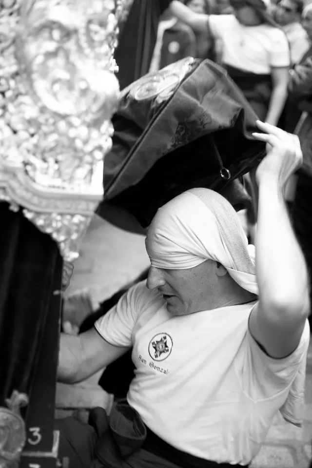 Semana Santa. Sevilla. Capataces y costaleros.