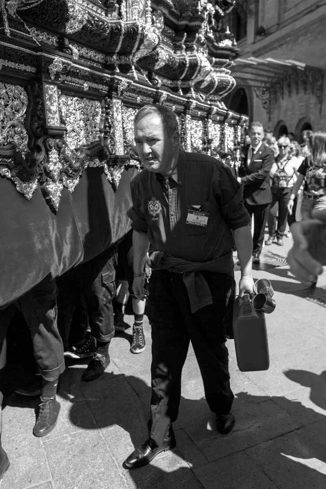 Semana Santa. Sevilla. Capataces y costaleros.