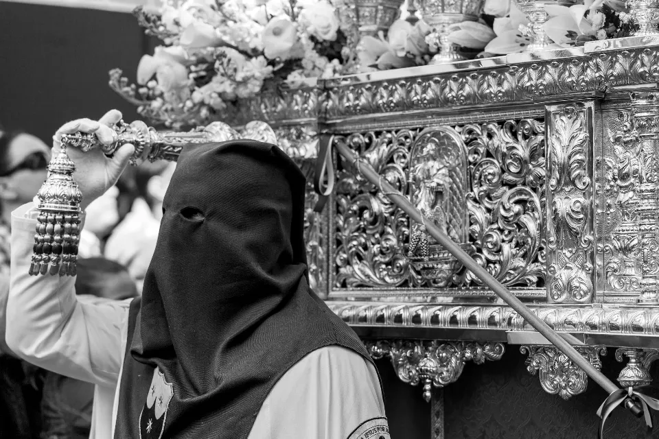 Semana Santa. Sevilla. Nazarenos y acólitos.