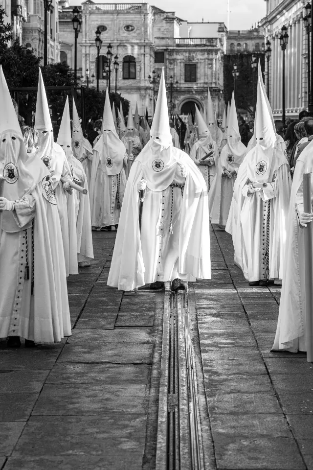 Semana Santa. Sevilla. Nazarenos y acólitos.