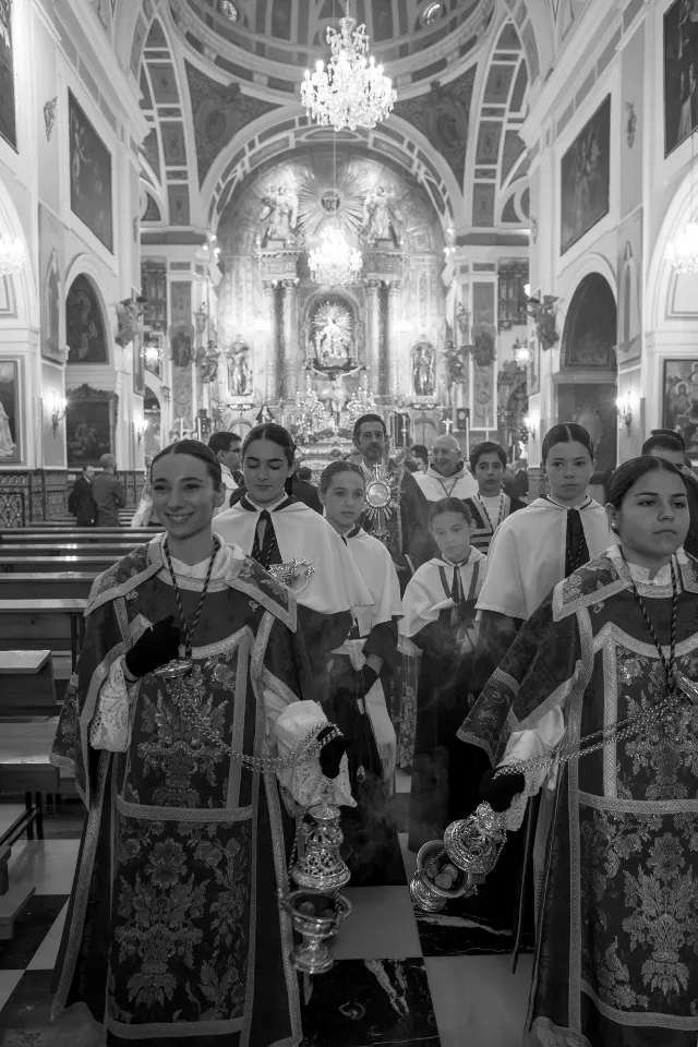 Semana Santa. Sevilla. Nazarenos y acólitos.