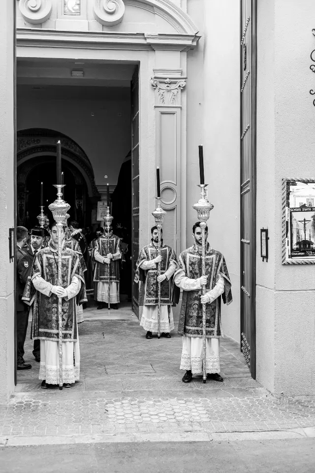 Semana Santa. Sevilla. Nazarenos y acólitos.