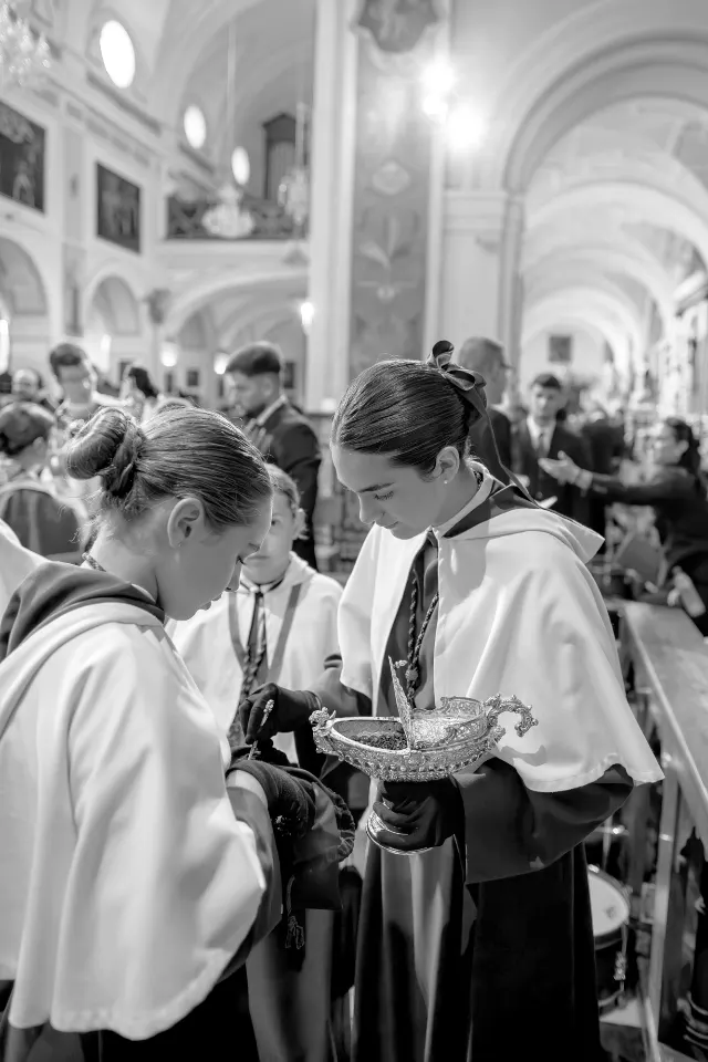 Semana Santa. Sevilla. Nazarenos y acólitos.