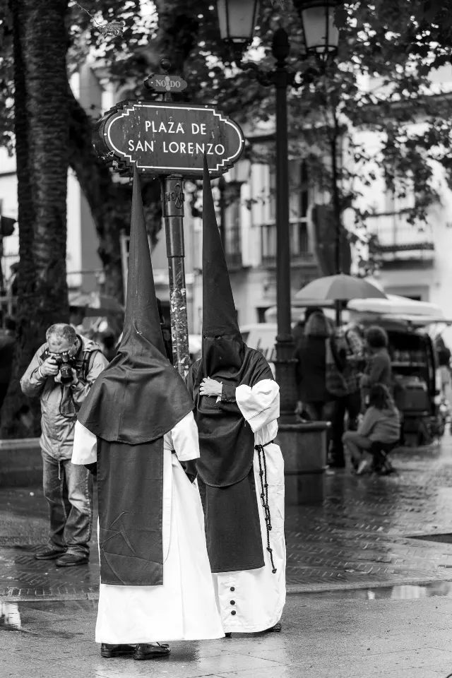 Semana Santa. Sevilla. Nazarenos y acólitos.