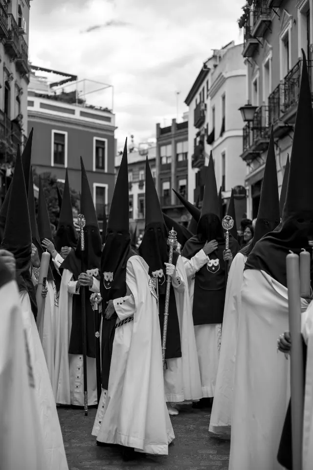 Semana Santa. Sevilla. Nazarenos y acólitos II.