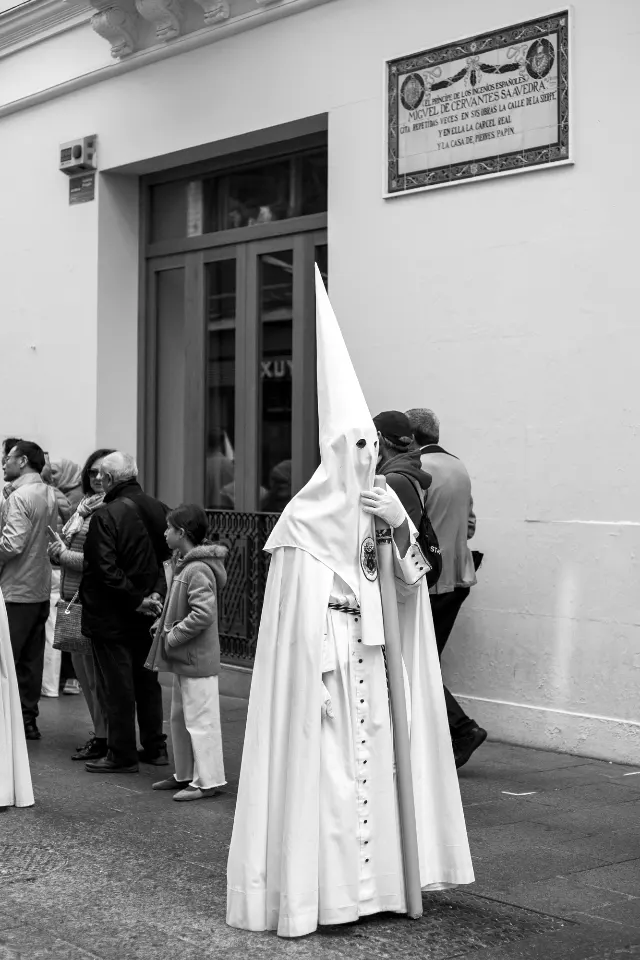 Semana Santa. Sevilla. Nazarenos y acólitos II.
