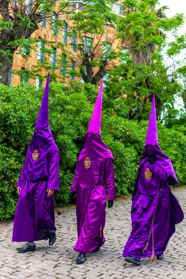 Semana Santa. Sevilla. Nazarenos y acólitos II.
