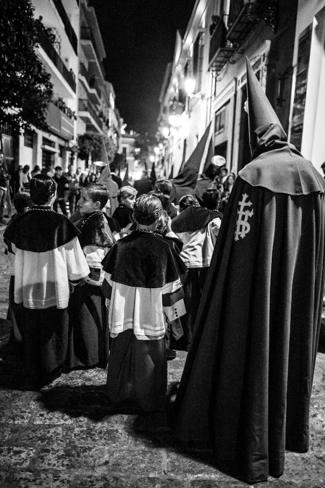 Semana Santa. Sevilla. Nazarenos y acólitos II.
