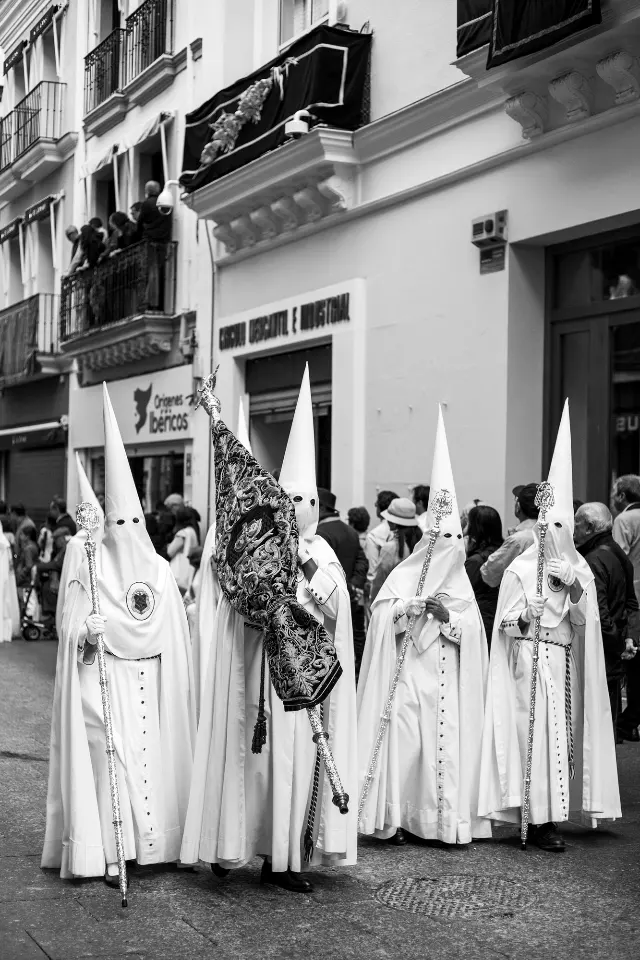 Semana Santa. Sevilla. Nazarenos y acólitos II.