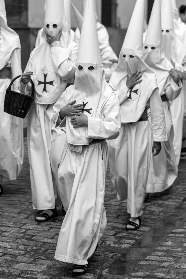Semana Santa. Sevilla. Nazarenos y acólitos II.