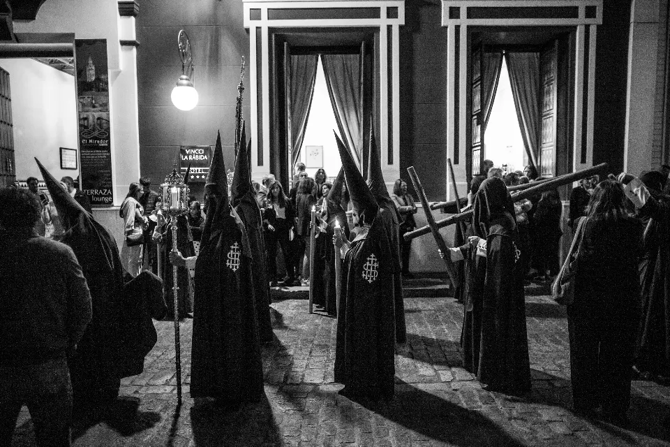 Semana Santa. Sevilla. Nazarenos y acólitos II.