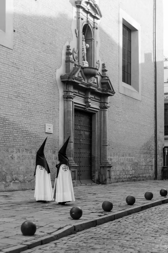 Semana Santa. Sevilla. Nazarenos y acólitos II.