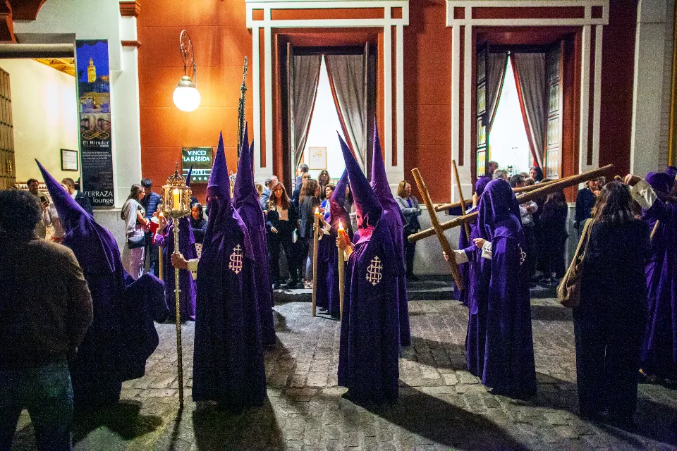 Semana Santa. Sevilla. Nazarenos y acólitos II.