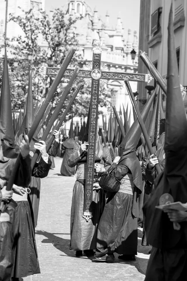 Semana Santa. Sevilla. Nazarenos y acólitos II.