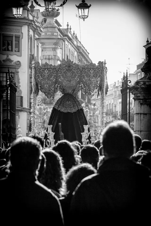 Semana Santa. Sevilla. Nazarenos y acólitos II.