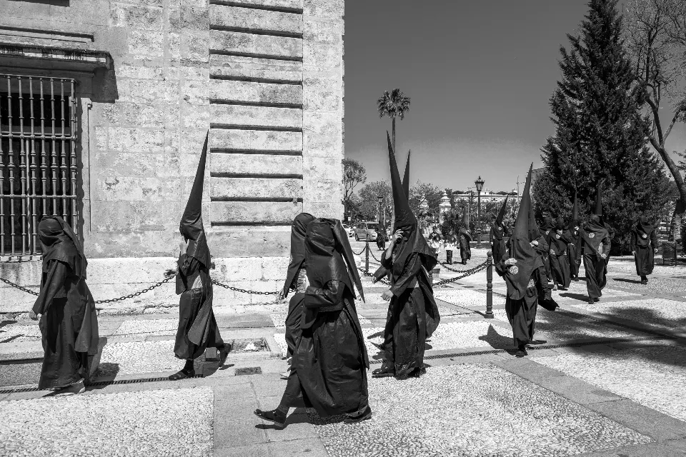 Semana Santa. Sevilla. Nazarenos y acólitos II.