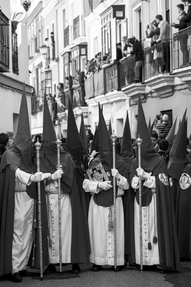 Semana Santa. Sevilla. Nazarenos y acólitos II.