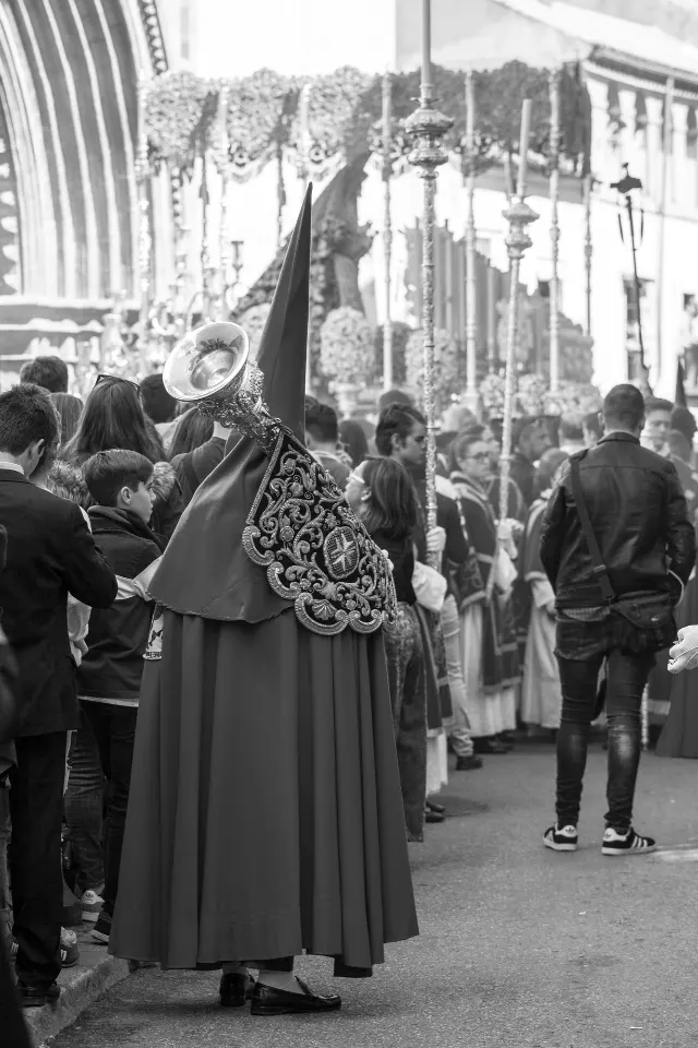 Semana Santa. Sevilla. Nazarenos y acólitos II.