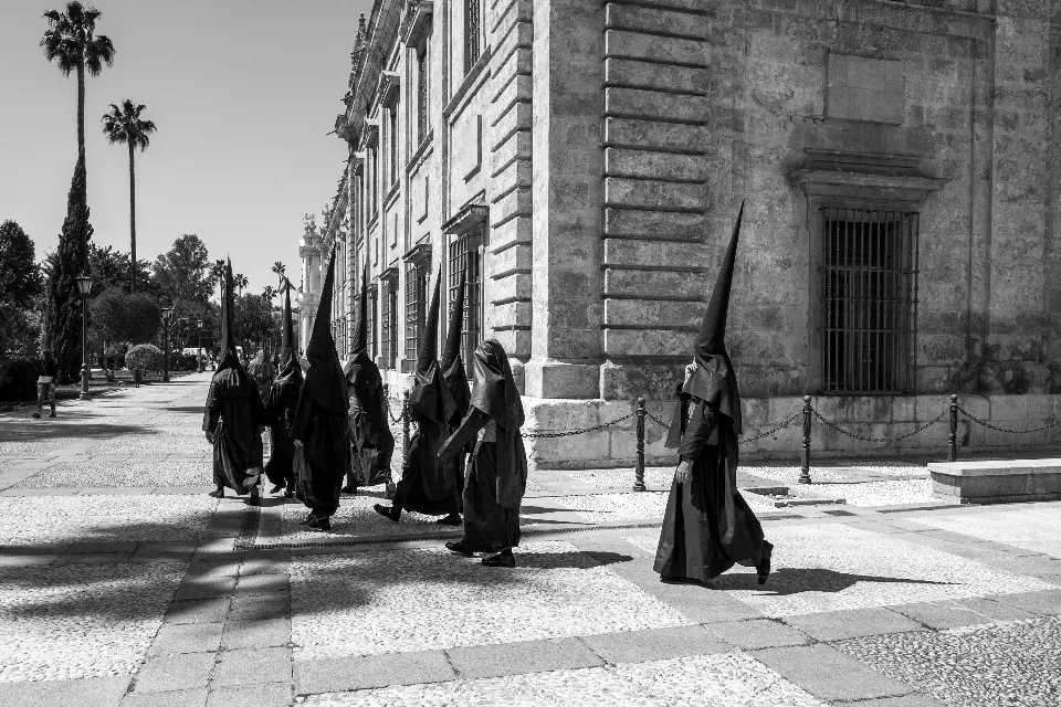 Semana Santa. Sevilla. Nazarenos y acólitos II.