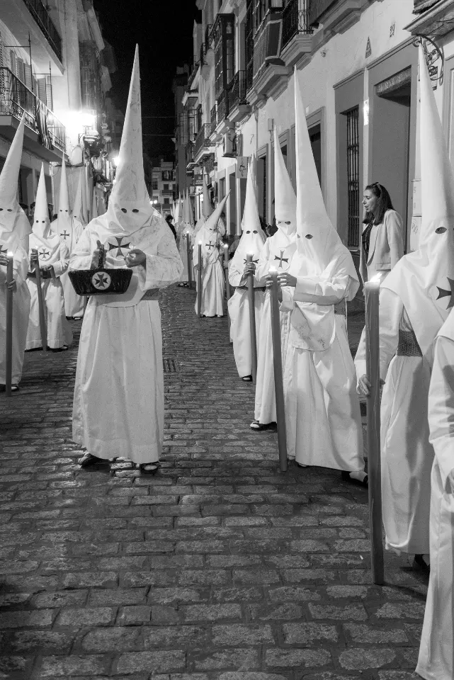 Semana Santa. Sevilla. Nazarenos y acólitos II.