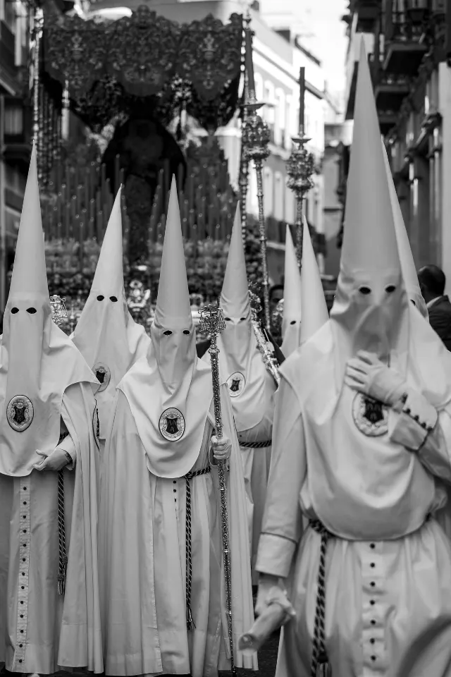 Semana Santa. Sevilla. Nazarenos y acólitos II.