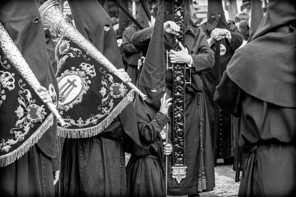 Semana Santa. Sevilla. Nazarenos y acólitos II.