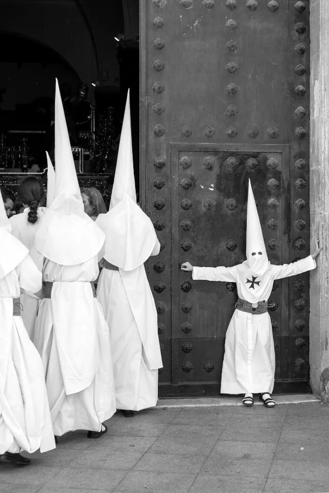 Semana Santa. Sevilla. Nazarenos y acólitos II.