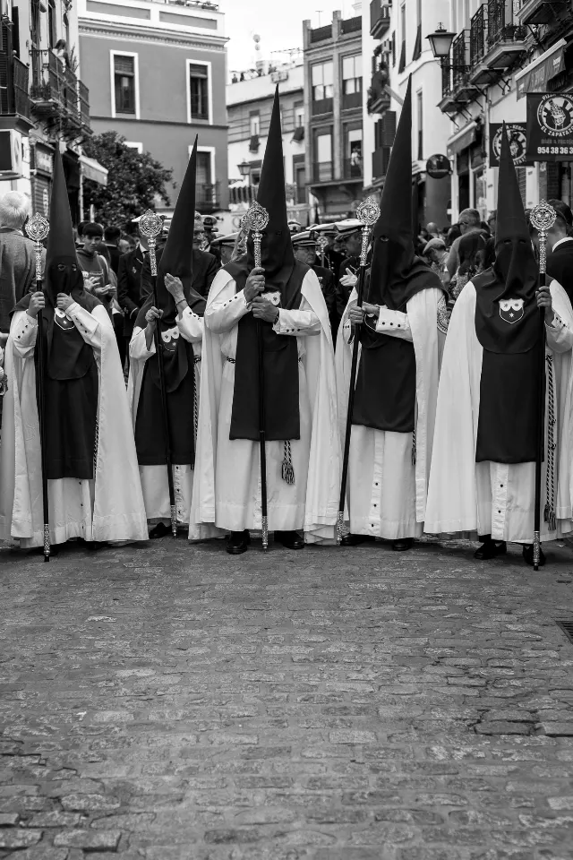 Semana Santa. Sevilla. Nazarenos y acólitos II.