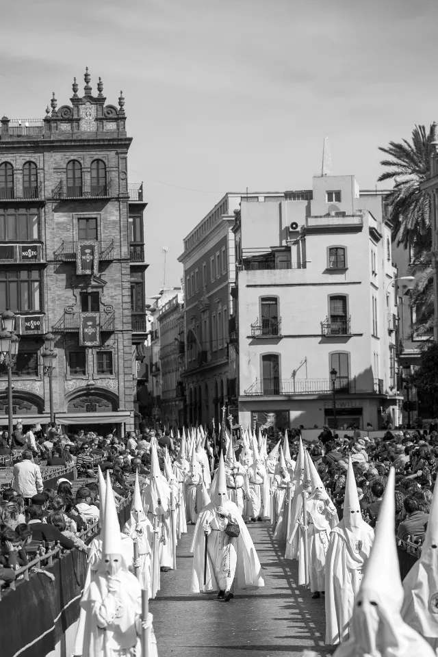 Semana Santa. Sevilla. Nazarenos y acólitos II.