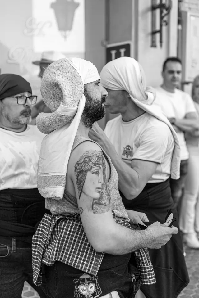 Semana Santa. Sevilla. Capataces y costaleros II.