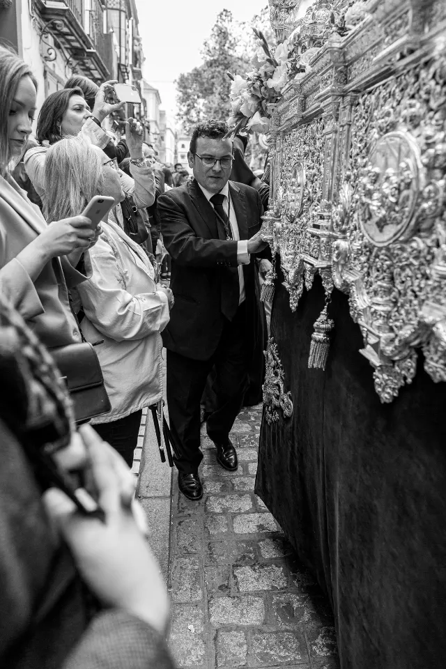 Semana Santa. Sevilla. Capataces y costaleros II.
