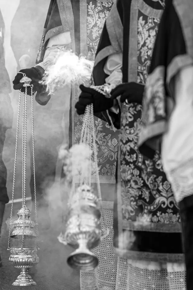 Semana Santa. Sevilla. Nazarenos y acólitos.