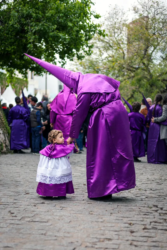 Semana Santa. Sevilla. Nazarenos y acólitos.