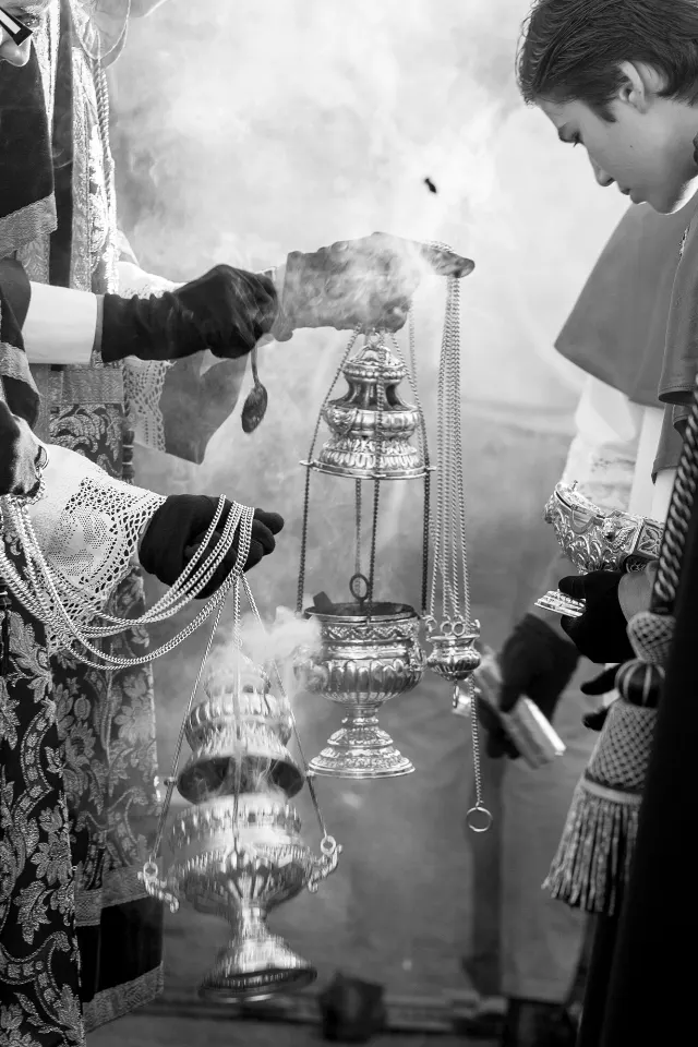 Semana Santa. Sevilla. Nazarenos y acólitos.