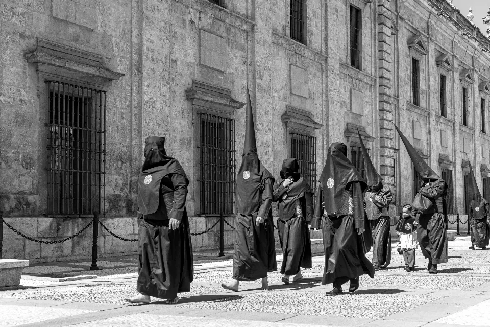 Semana Santa. Sevilla. Nazarenos y acólitos.