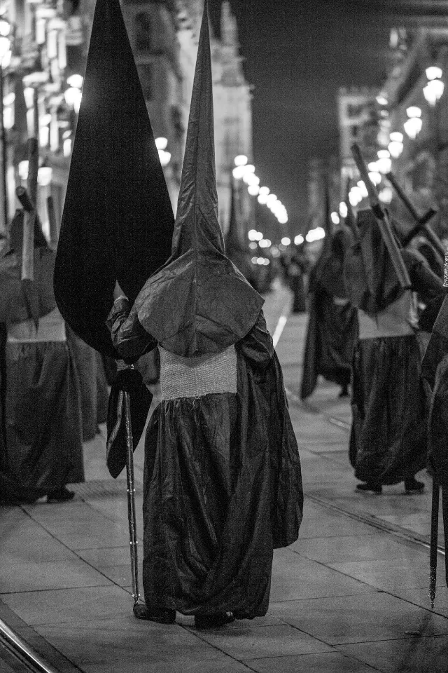 Semana Santa. Sevilla. Nazarenos y acólitos.