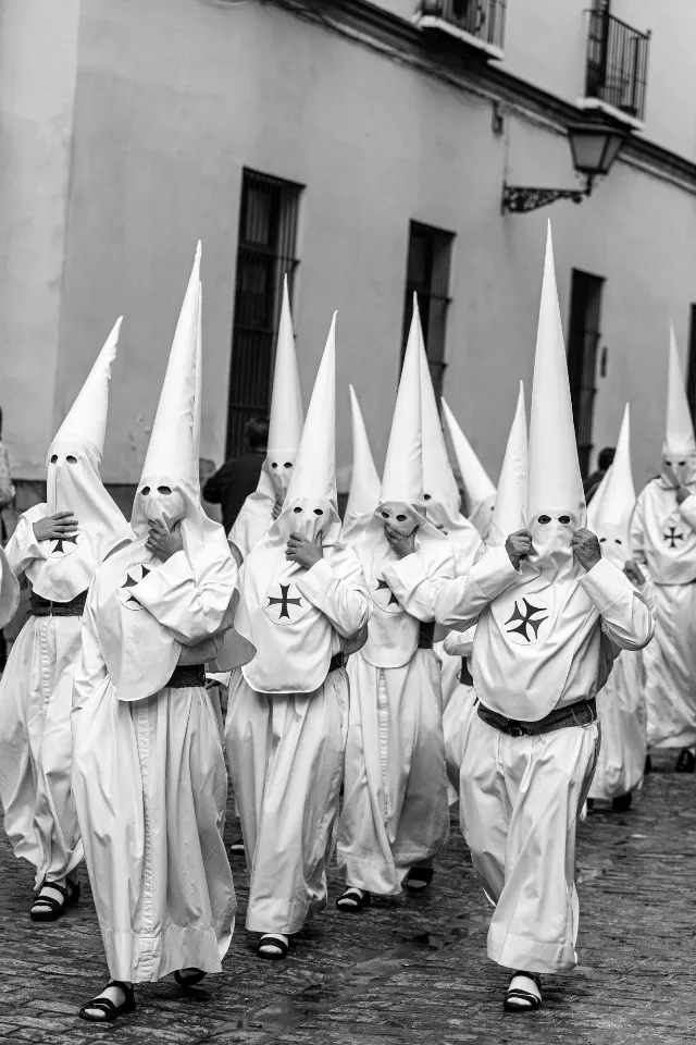 Semana Santa. Sevilla. Nazarenos y acólitos.