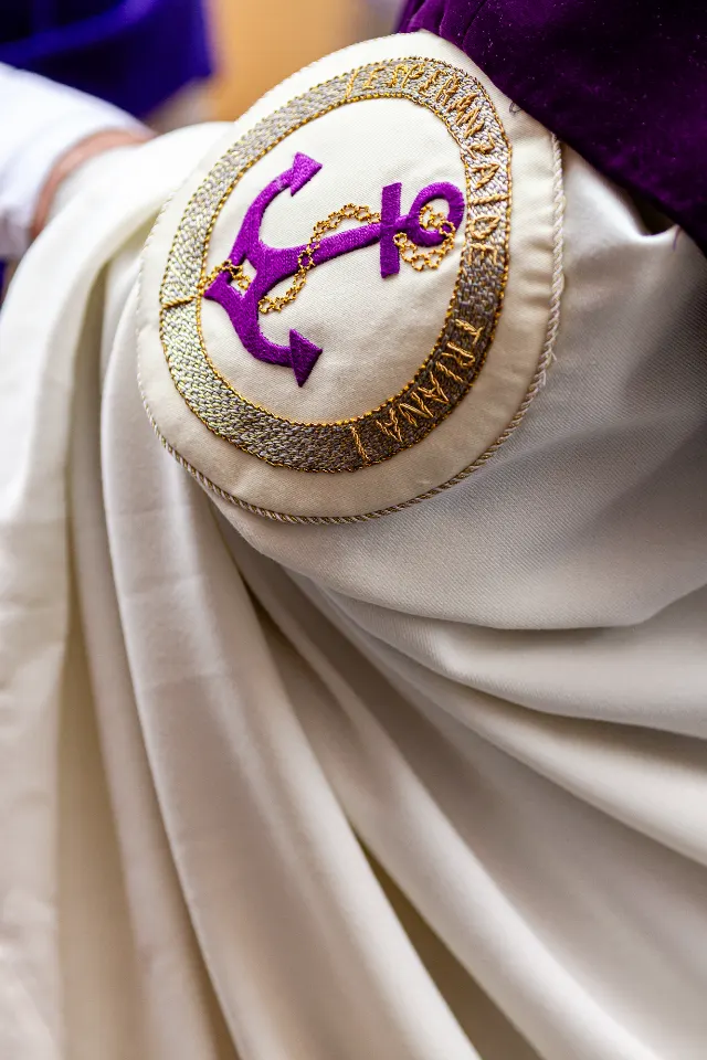 Semana Santa. Sevilla. Nazarenos y acólitos.
